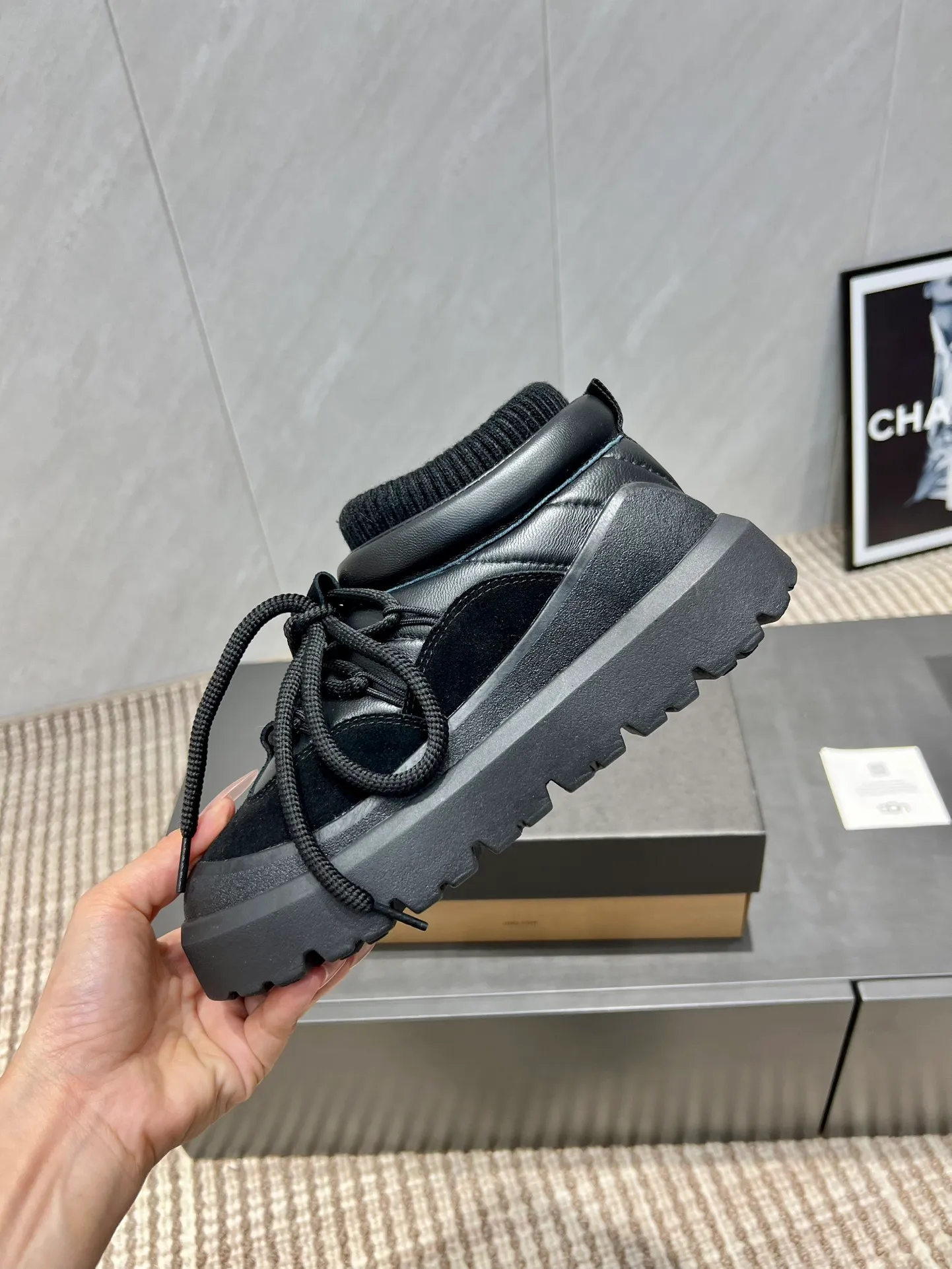 Factory: Couple P620💰 "Exclusive top version" UGG~25vs popular platform thick-soled casual shoes series... [Couple's thick-soled Maori casual shoes] A shoe that will not clash with shirts, simple partition design ➕ spotted outsole, silk curly upper, a must-have for autumn and winter, can be worn with any pants or skirt, very comfortable and good-looking... ❶Fabric: Original customized cow ➕ Sheepskin ❷Inner lining: original customized wool ❸Feet: original customized sheepskin ❹Outsole: original molded foam outsole ❺Number: 35-44 (Female 41. Male 45. Customized, non-returnable) ❻Packaging: Original full set of packaging ☀Color: Official website updated simultaneously